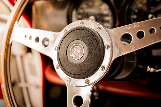 Lenkrad mit Jaguar-Emblem