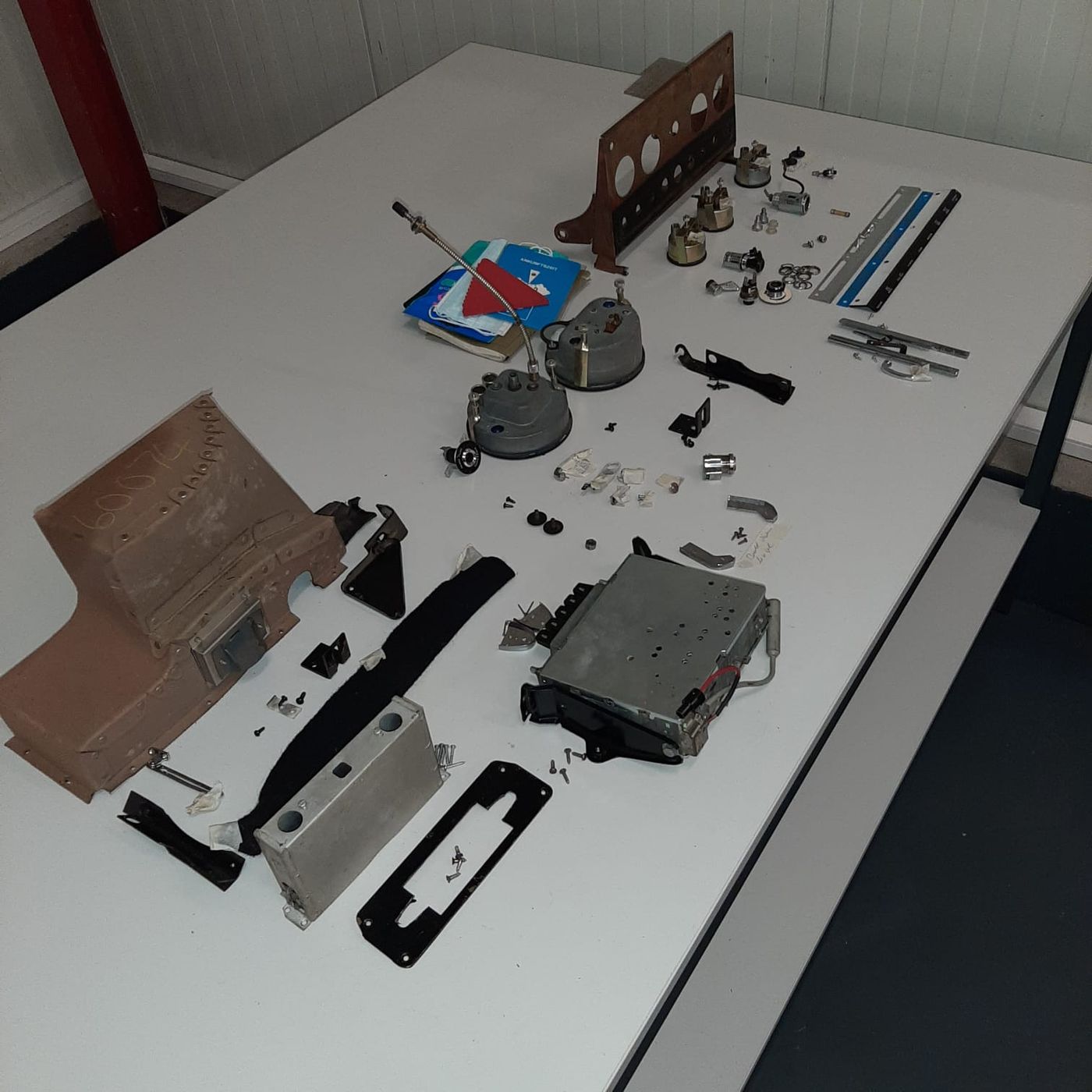 Sortierte Teile des Armaturenbretts auf einem Tisch